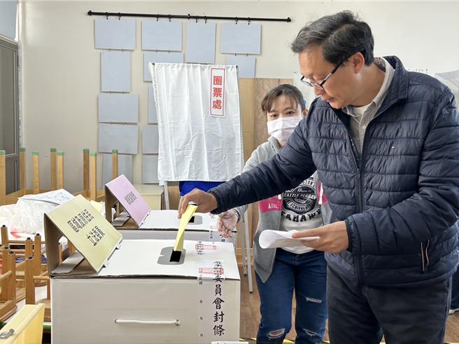 今天是投票日，屏東二選區（屏南）立委候選人民進黨籍徐富癸一早就與太太、女兒前往東港鎮以栗國小投票。（謝佳潾攝）