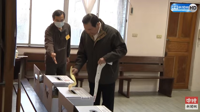 前總統馬英九也現身投票所進行投票。（圖取自中時新聞網直播）
