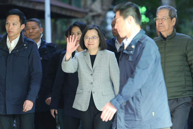 第16任总统副总统及第11届立法委员选举13日投票，蔡英文总统（中）上午前往新北市永和区秀朗国小的投票所投票，投票前向守候的媒体挥手致意。（黄世麒摄）