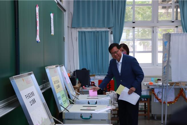 行政院副院長鄭文燦返回家鄉完成投票。（陳夢茹攝）
