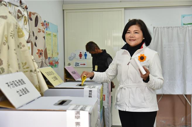 云林县长张丽善（右）13日前往土库镇投票，表示大家需要真正理性和平的政党，带领中华民国打造安定安全的国家，让未来愈来愈好。（云林县政府提供／张朝欣云林传真）