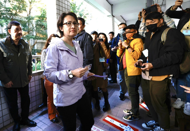 2024 總統大選13 日上午開始投票，民進黨副總統候選人蕭美琴到新北市永平國小投票，卻出現意外插曲，將身分證放在車上，趕緊讓人回車上取。（ 陳信翰攝）