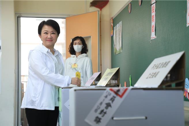 台中市长卢秀燕13日上午9点抵健行国小投开票所投票。（冯惠宜摄）