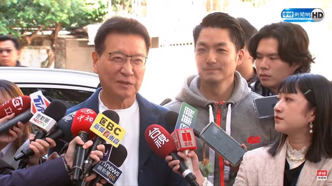 国民党副总统候选人赵少康今上午10点半去台北大安国中投票。（图／翻摄自中时新闻网直播）