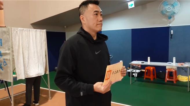 國民黨立委候選人林沛祥13日上午在基隆市長謝國樑陪同下投票，圖為林沛祥領完選票，準備投票。（徐佑昇攝）