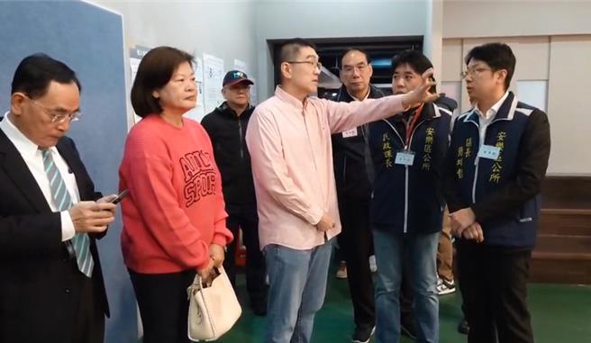 基隆市長謝國樑（左三）除陪同國民黨立委候選人林沛祥投票外，也在現場關心選務作業情形。（徐佑昇攝）