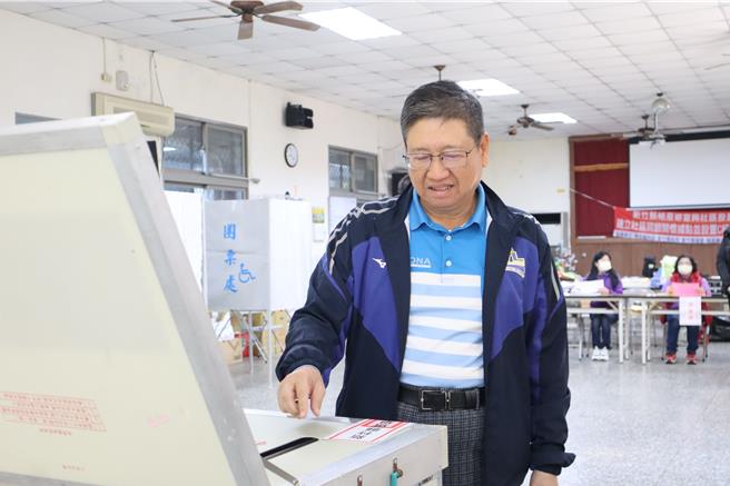 新竹縣長楊文科13日一早，無畏全台最低溫，回到戶籍地峨眉投下神聖一票。（邱立雅攝）