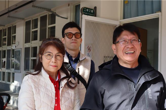 立委林思銘（右）13日攜家帶眷擇定良辰吉時前往大同國小投票。（邱立雅攝）