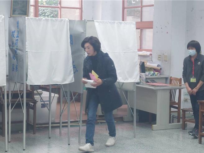 国民党宜兰立委候选人黄琤婷上午9时许到罗东国小投票所投票，神采奕奕的说，投完票后去庙里拜拜，然后回家大扫除。（吴佩蓉摄）