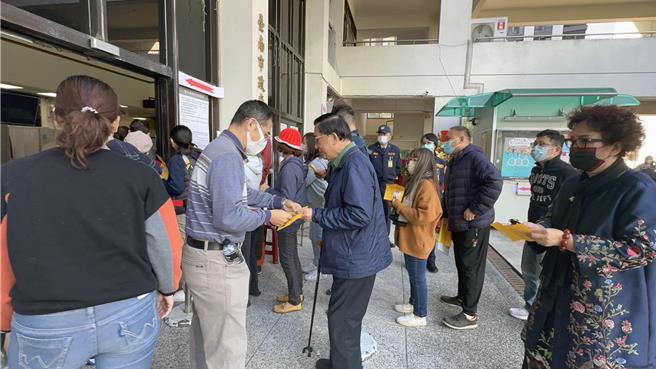 前总统陈水扁上午9点多前往位于台南市东区的市府卫生局林森办公室投票所投票。（洪荣志摄）