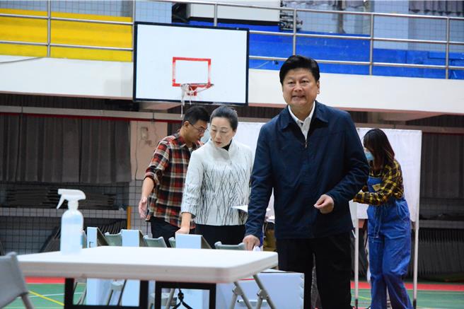 傅崐萁與妻子徐榛蔚上午完成投票。（王志偉攝）