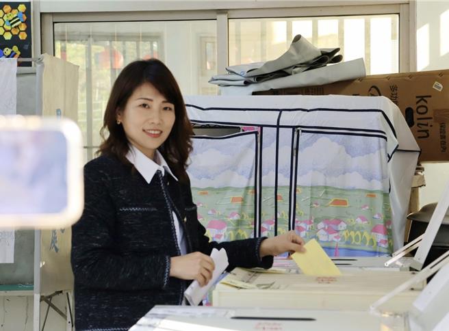 國民黨籍嘉義縣一選區海區立委候選人詹琬蓁13日上午9點帶著輕鬆愉快的心情完成投票。（詹琬蓁競選總部提供／呂妍庭嘉義傳真）