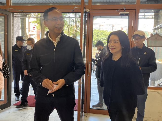 國民黨黨主席朱立倫（左）偕同妻子一起到投票所投票。（陳夢茹攝）