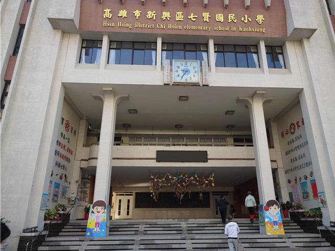 今天上午高雄市七賢國小投票所已陸續湧入不少民眾前往投票。（任義宇攝）