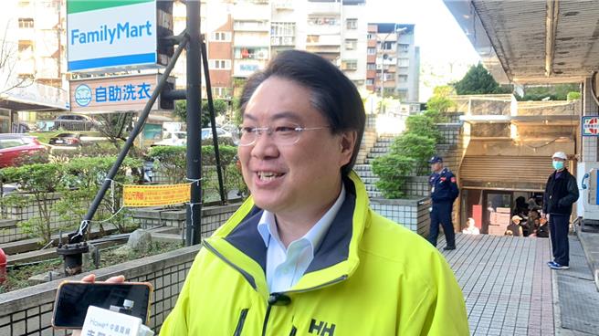 內政部長林右昌於13日上午10時至安樂區四維里民活動中心投票，這也是他首次以內政部長身分投下總統立委大選選票。林右昌表示，今天天氣好，鼓勵大家踴躍出來投票，一起為台灣民主發展寫下歷史。（徐佑昇攝）