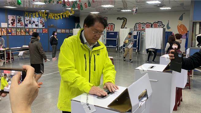 內政部長林右昌於13日上午10時至安樂區四維里民活動中心投票，圖為林右昌投下選票。（徐佑昇攝）