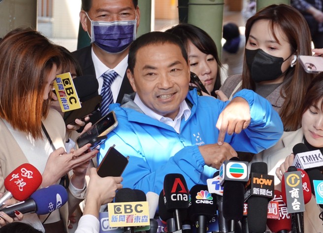 国民党总统候选人侯友宜13日前往新北市板桥国小的投票所投票并受访。（姚志平摄）