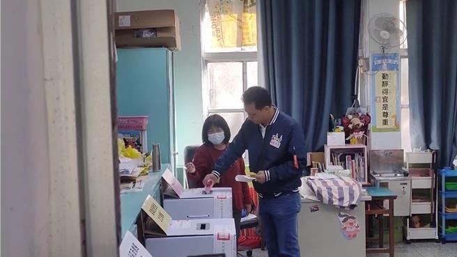 苗栗縣二選區候選人邱鎮軍前往投票。（李京昇攝）