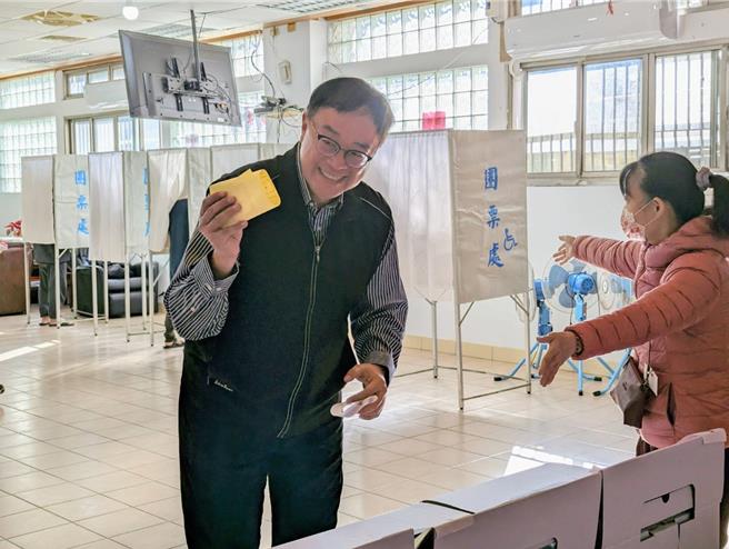 基隆市无党籍立委候选人王醒之（左）13日一早在暖暖区投票。（张志康摄）