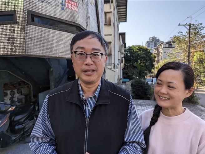 基隆市无党籍立委候选人王醒之（左）在妻子陪同下投票，他说，因为参选关系，已经很久没能与家人好好相处，将趁开票前带家人出门走走。（张志康摄）