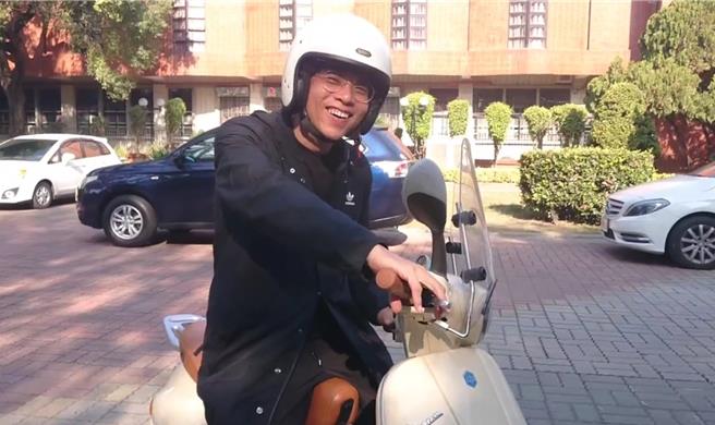 云林一选区立委侯选人邱良阅骑摩托车独自去投票。（邱良阅提供））