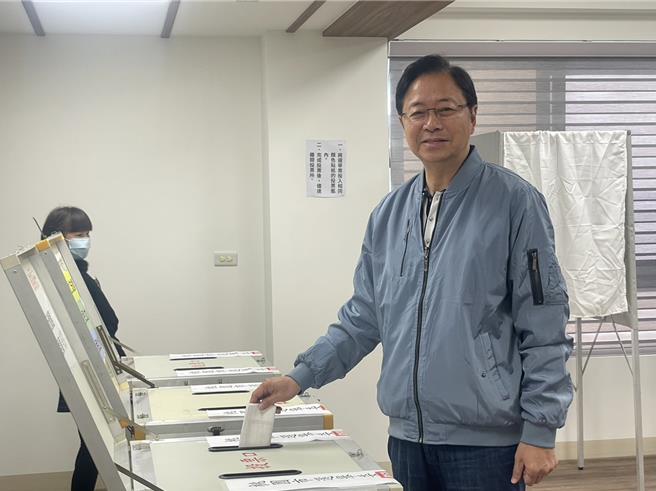 桃园市长张善政完成投票，盼桃园市民做出明智选择。（吕筱蝉摄）