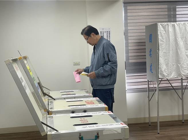 桃园市长张善政完成投票，盼桃园市民做出明智选择。（吕筱蝉摄）