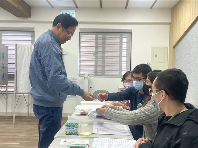 桃园市长张善政完成投票，盼桃园市民做出明智选择。（吕筱蝉摄）