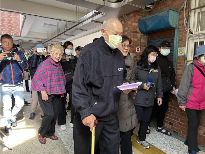 以無黨籍參選新竹市立委的柯文哲胞妹柯美蘭13日一早與柯媽何瑞英、柯爸柯承發一起到民富國小投票。（王惠慧攝）