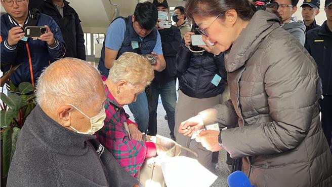 柯美蘭貼心幫爸媽檢查身分證、印章和通知單。（王惠慧攝）