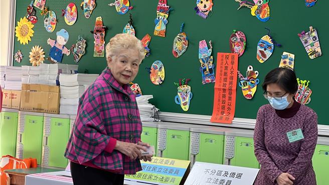 柯文哲的媽媽何瑞英13日一早到民富國小投票。（王惠慧攝）