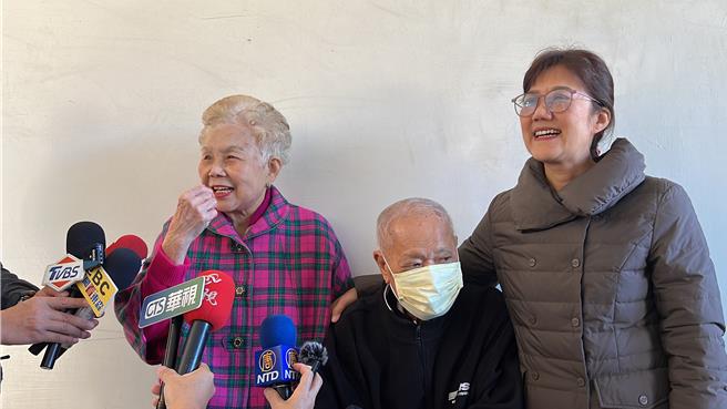 以無黨籍參選新竹市立委的柯文哲胞妹柯美蘭13日一早與柯媽何瑞英、柯爸柯承發一起到民富國小投票。（王惠慧攝）