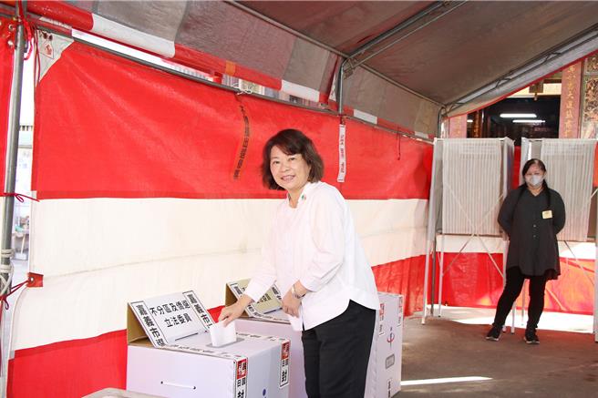 嘉义市长黄敏惠今天上午到西门街震安宫第94号投开票所投票。（嘉义市政府提供／廖素慧嘉市传真）