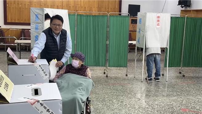 前屏东县长潘孟安12日晚间10点多结束新北造势活动后，赶搭高铁最后一班加班车返回屏东车城老家，13日一早8点多推着妈妈去投票。（民眾提供／谢佳潾屏东传真）