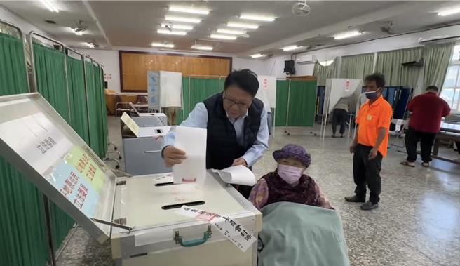 前屏东县长潘孟安12日晚间10点多结束新北造势活动后，赶搭高铁最后一班加班车返回屏东车城老家，13日一早8点多推着妈妈去投票。（民眾提供／谢佳潾屏东传真）