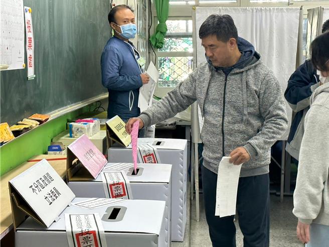 2024总统大选投票日，新北市接连传出民眾在投开票所违规案件，有民眾带手机入内，电话居然突然响起，另有民眾当眾撕毁选票。（示意照片，高钧麟摄）