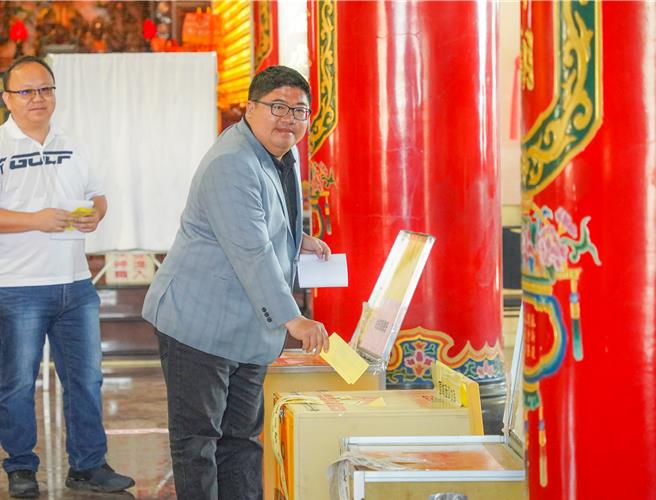 民進黨嘉義縣一選區海區立委蔡易餘13日上午到太保舊埤保安宮的第114 投開票所投票。（蔡易餘競選總部提供∕呂妍庭嘉義傳真）