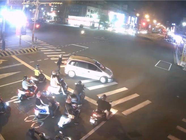 彰化警分局中正派出所警員劉兆宸日前勤務行經彰化市金馬路三段發現內線車道堵塞，協助民眾將抛錨路中的車輛推移至路旁。（警方提供／孫英哲彰化傳真）