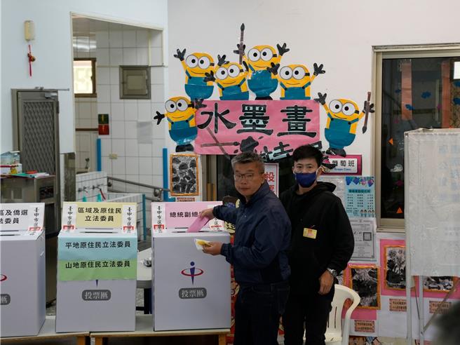 立法院副院长蔡其昌（左）寻求连任，13日到清水幼儿园鳌峰分班投票。（读者提供）