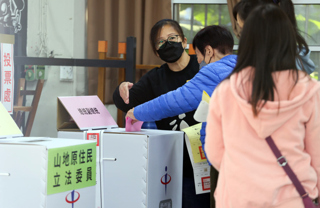 2024总统副总统、立委选举13日举行投票，一大早就有民眾到投票所外面排队，投下神圣的一票。（示意图／陈俊吉摄）