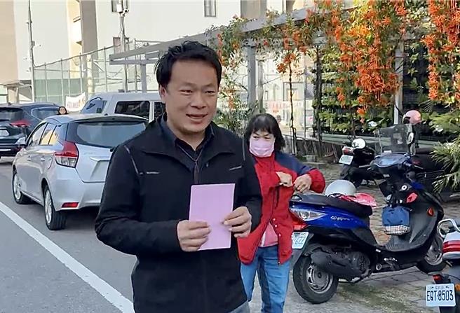 蔡銘軒前往草屯鎮競選總部拿投票通知單，再前往投票，比通知媒體投票時間遲了一些才現身。（民眾提供／楊靜茹南投傳真）