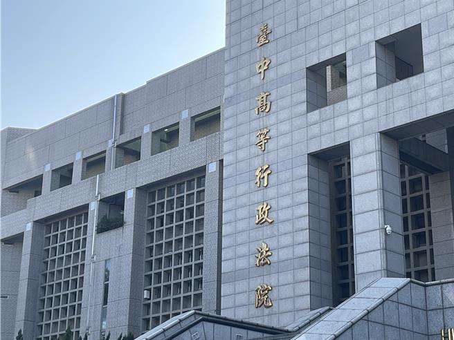 苗栗县陈姓男子因酒测值超标，遭裁处3万7500元罚锾，陈男主张使用支气管扩张剂导致酒测超标，提起行政诉讼，经法官当庭模拟测试结果，认支气管扩张剂含酒精成分，致其酒测超标，判撤销原处分。（王煌忠摄）