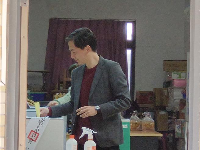 投票日风和日丽，桃园一选区立委候选人牛煦庭13日早上到龟山区文华国小投票，牛煦庭呼吁大家踊跃出门投票，「爱你所选，选你所爱」。（赖佑维摄）