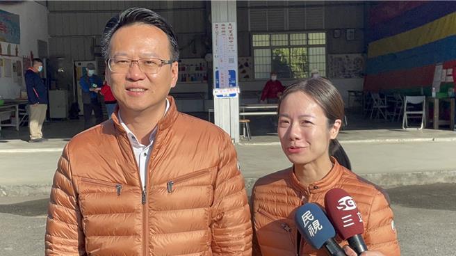 台中立委五選區爭取連任的民進黨立委莊競程偕太太方心慧一起投票。（馮惠宜攝）