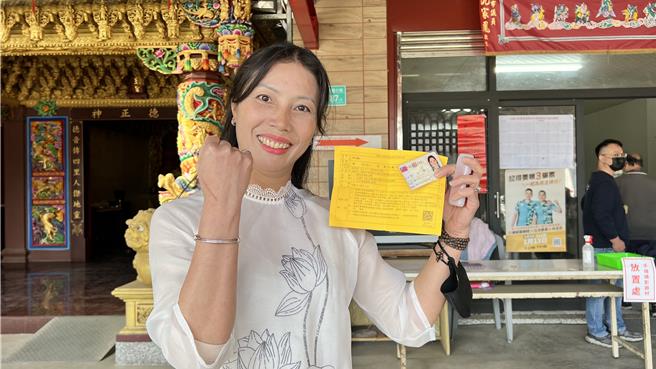 44歲越南籍新住民宋氏梅，今天上午穿著華麗的母國服飾前往投票。（張毓翎攝）