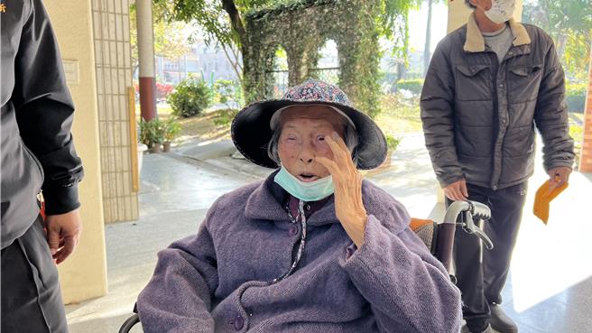 陳劉鴛鴦雖然年紀大，頭腦還是很清楚，她說，每次選舉都會去投票，這次同樣不缺席。（張毓翎攝）