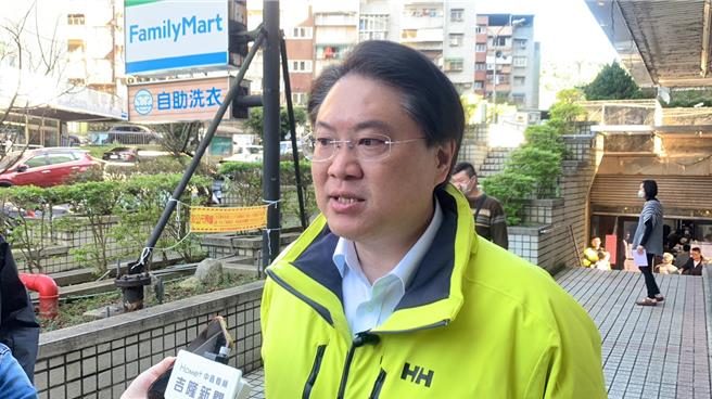 内政部长林右昌于13日投票时，被问及选后警察人事异动议题。林回应，人事调整行之有年，今年1月16日有高阶警官退休，因此会做调整。林也强调他积极改革员警待遇，在备勤空间也持续改善整建，未来一两年将投入25亿更新员警装备。（徐佑升摄）