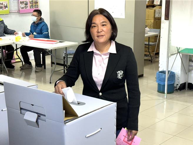 国民党「女战神」陈玉珍一早就在全家老小陪同下，一起至户籍所在地的塔后第74投开票所完成投票。(于家麒摄)