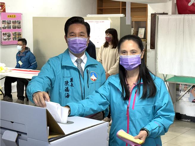 金门县长陈福海(左)夫妇则在陈玉珍前脚刚离开，紧接着现身在同一投开票所进行投票。(于家麒摄)