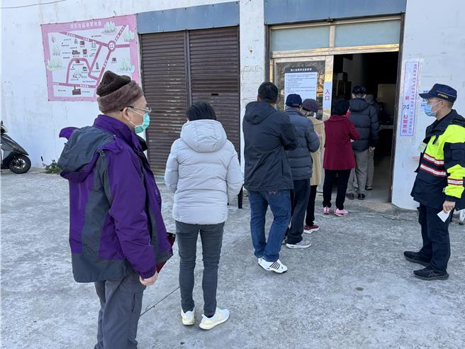 金门地区午间气温回暖，各候选人鼓励民眾踊跃出来投票。(于家麒摄)